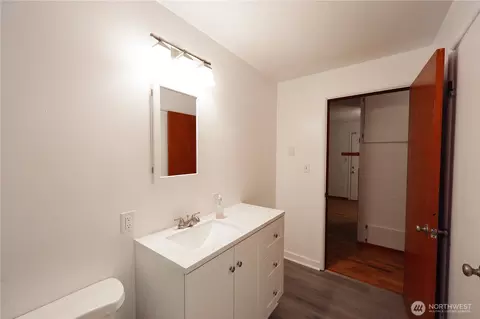 Bath - 908 Willow St, Sumner, WA 98390 photo 2 of 2