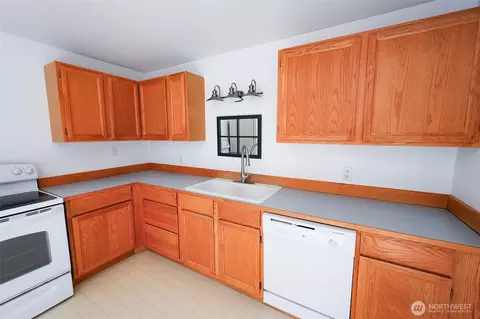 Kitchen - 908 Willow St, Sumner, WA 98390 photo 2 of 3