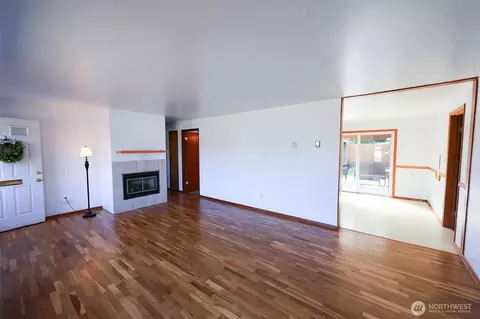 Living - 908 Willow St, Sumner, WA 98390 photo 2 of 4