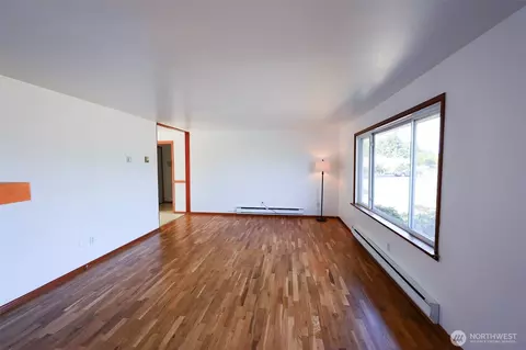 Living - 908 Willow St, Sumner, WA 98390 photo 3 of 4