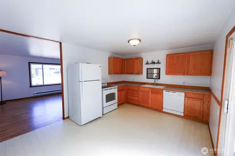 Kitchen - 908 Willow St, Sumner, WA 98390 photo 1 of 3