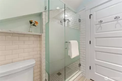 Bath - 1912 26th Ave E, Seattle, WA 98112 photo 3 of 6
