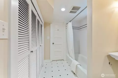Bath - 1912 26th Ave E, Seattle, WA 98112 photo 6 of 6