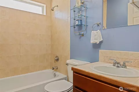 Bath - 5909 40th Ave SW #A, Seattle, WA 98136 photo 2 of 3