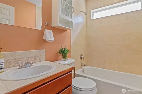 Bath - 5909 40th Ave SW #A, Seattle, WA 98136 photo 3 of 3