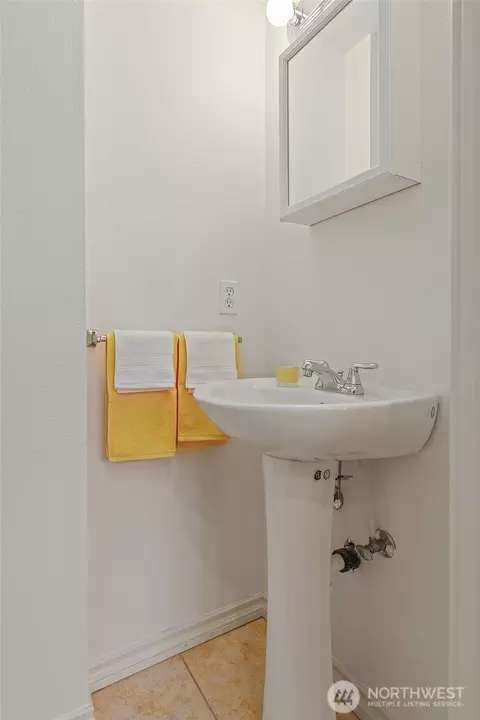 Bath - 5909 40th Ave SW #A, Seattle, WA 98136 photo 1 of 3