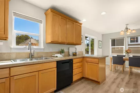 Kitchen - 520 46th St SE, Everett, WA 98203 photo 4 of 4