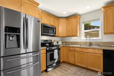 Kitchen - 520 46th St SE, Everett, WA 98203 photo 3 of 4