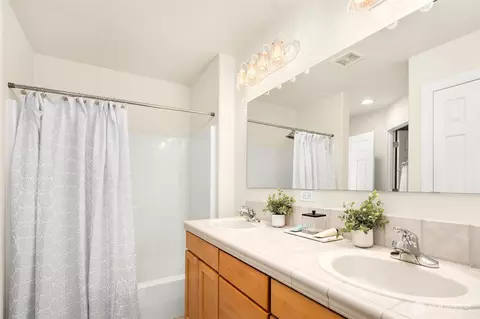Bath - 520 46th St SE, Everett, WA 98203 photo 3 of 4