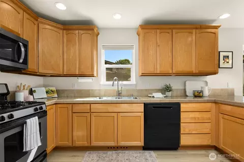 Kitchen - 520 46th St SE, Everett, WA 98203 photo 2 of 4