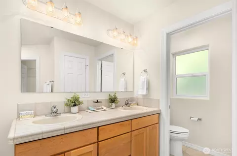 Bath - 520 46th St SE, Everett, WA 98203 photo 2 of 4