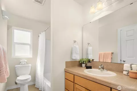 Bath - 520 46th St SE, Everett, WA 98203 photo 4 of 4