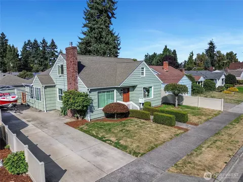 310 18th St NW, Puyallup, WA 98371