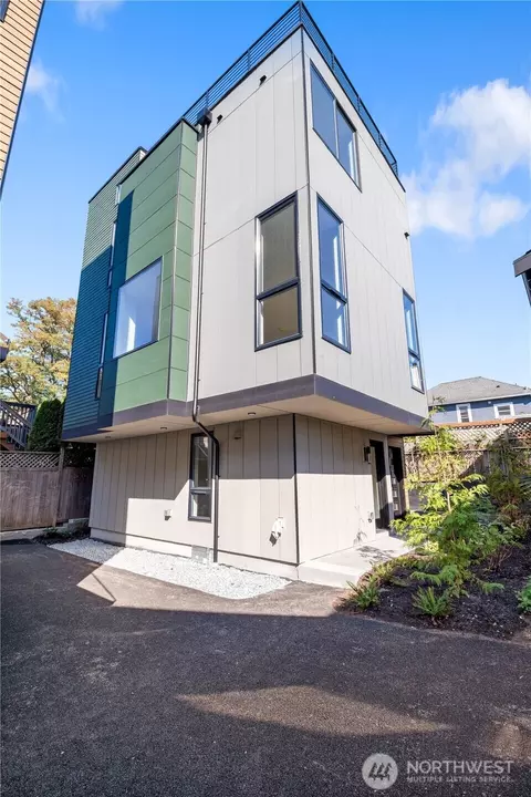 216 21st Ave E, Seattle, WA 98112