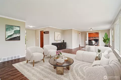 Living - 715 35th St, Everett, WA 98201 photo 1 of 6
