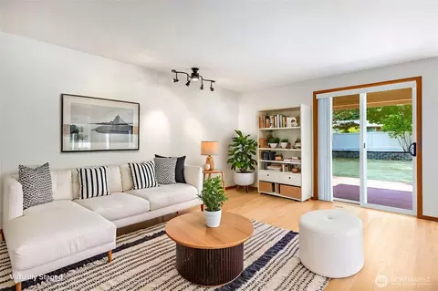 Living - 10104 33rd Ave SE, Everett, WA 98208 photo 5 of 6