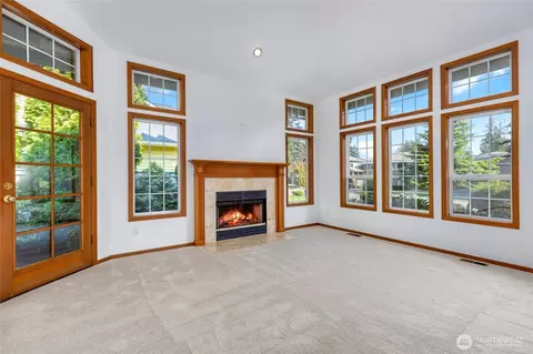 Living - 10104 33rd Ave SE, Everett, WA 98208 photo 2 of 6