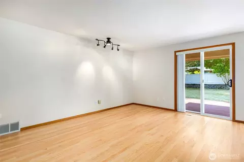 Living - 10104 33rd Ave SE, Everett, WA 98208 photo 6 of 6