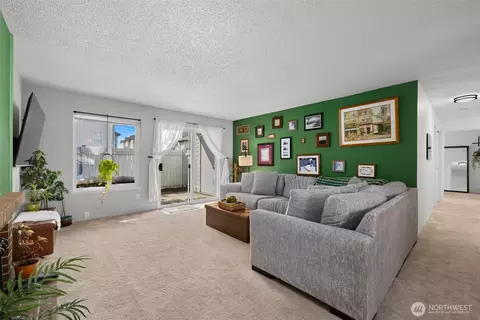 8823 Holly Dr #C102, Everett, WA 98208