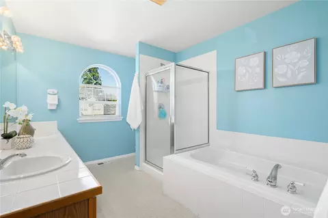 Bath - 11619 23rd Dr SE, Everett, WA 98208 photo 2 of 4