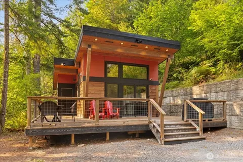 172 Paradise Dr, Ashford, WA 98304