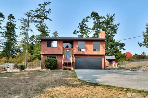 1594 Douglas St, Oak Harbor, WA 98277
