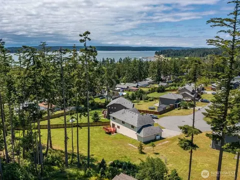 930 Cove View Cir, Oak Harbor, WA 98277