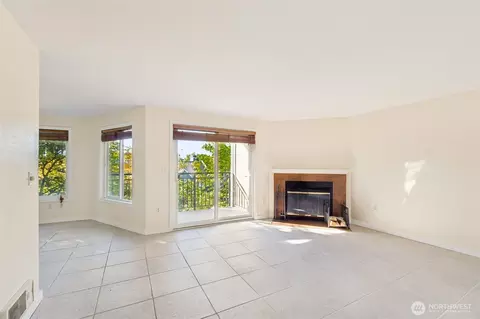 12724 NE 144th St #E202, Kirkland, WA 98034
