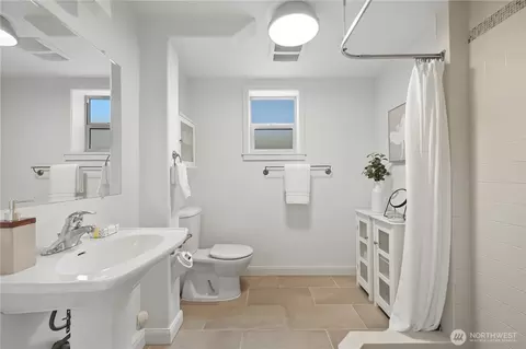 Bath - 8533 Burke Ave N, Seattle, WA 98103 photo 3 of 3