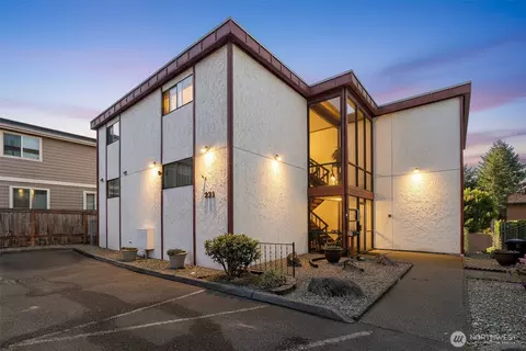 221 SW 154th St #8, Burien, WA 98166