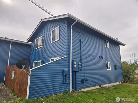 Exterior - 1413 E Marine View Dr, Everett, WA 98201 photo 5 of 10