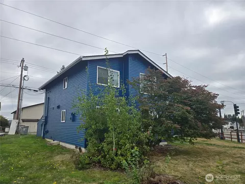 Exterior - 1413 E Marine View Dr, Everett, WA 98201 photo 3 of 10