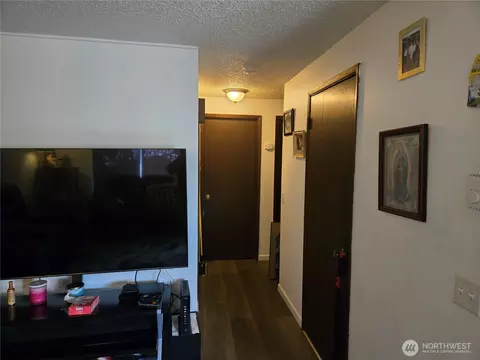 Entry Way - 1413 E Marine View Dr, Everett, WA 98201 photo 1 of 2