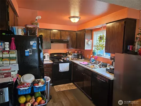 Kitchen - 1413 E Marine View Dr, Everett, WA 98201 photo 1 of 2