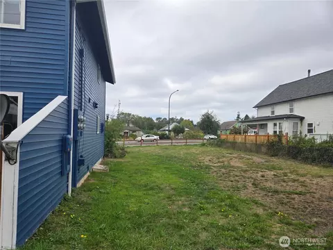 1409 E Marine View Dr, Everett, WA 98201 photo 2