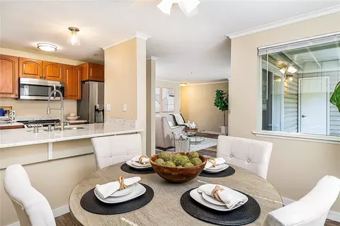 19230 Forest Park Dr NE #J131, Lake Forest Park, WA 98155