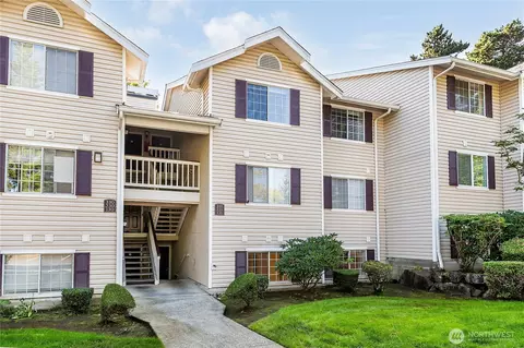 19230 Forest Park Dr NE #J131, Lake Forest Park, WA 98155