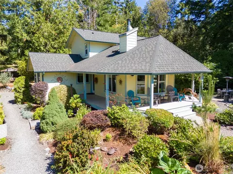 151 Beach Dr, Nordland, WA 98358