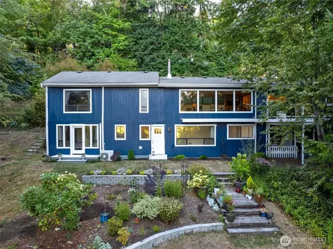 7119 Maxwelton Rd, Clinton, WA 98236