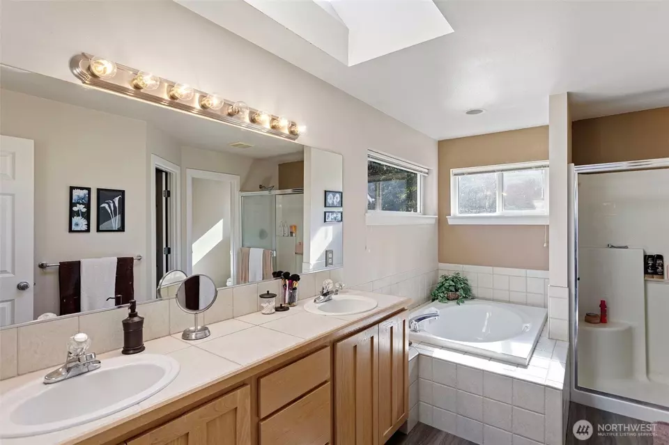 Bath - 2256 SE Bandera Ct, Port Orchard, WA 98367 photo 2 of 3