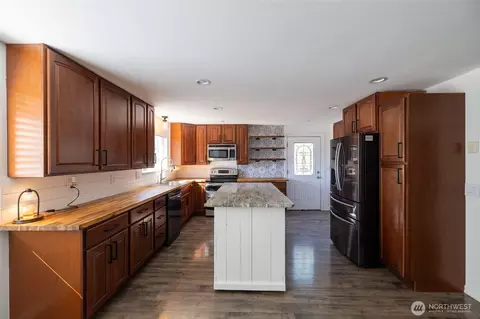 Kitchen - 121 Cabe Rd, Chehalis, WA 98532 photo 2 of 6