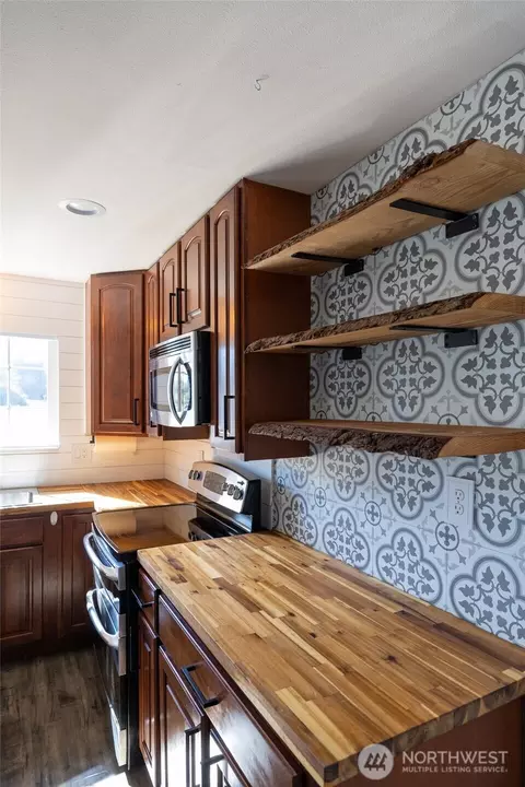 Kitchen - 121 Cabe Rd, Chehalis, WA 98532 photo 6 of 6