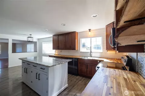 Kitchen - 121 Cabe Rd, Chehalis, WA 98532 photo 4 of 6