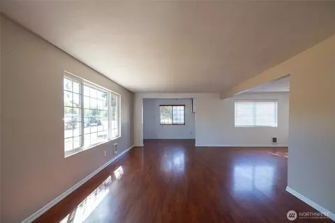 Living - 121 Cabe Rd, Chehalis, WA 98532 photo 2 of 3