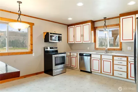Kitchen - 245 Twisp-carlton Rd, Twisp, WA 98856 photo 2 of 3