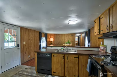 987 Tipsoo Loop N, Rainier, WA 98576 photo 4