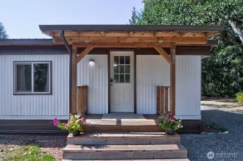987 Tipsoo Loop N, Rainier, WA 98576 photo 2