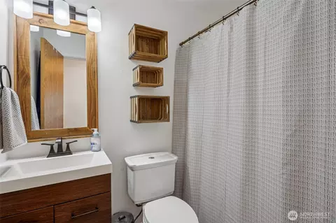 Bath - 1205 Boatman Ave NW, Orting, WA 98360 photo 2 of 2