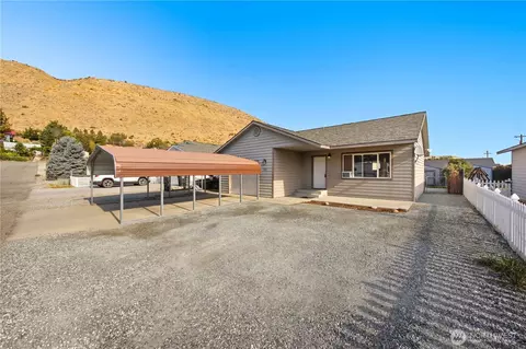 122 Kelly St, Pateros, WA 98846