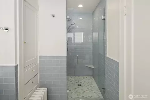 Bath - 2055 E Crescent Dr, Seattle, WA 98112 photo 3 of 4